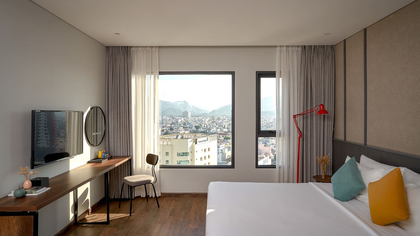 rooms-roomy-double-with-city-view