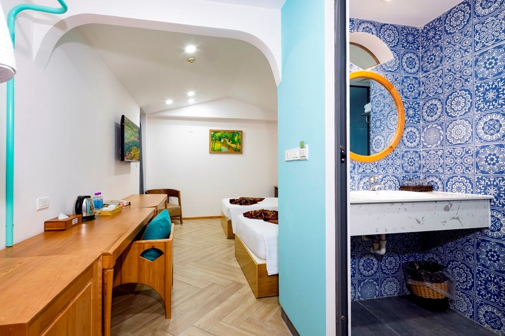 rooms-deluxe-city-view-with-window