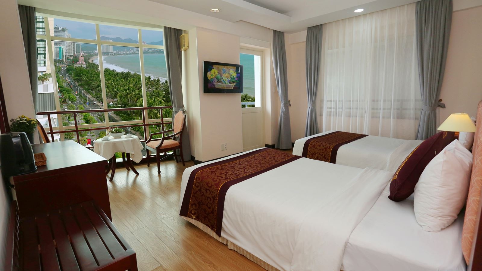 rooms-deluxe-seaview-with-balcony