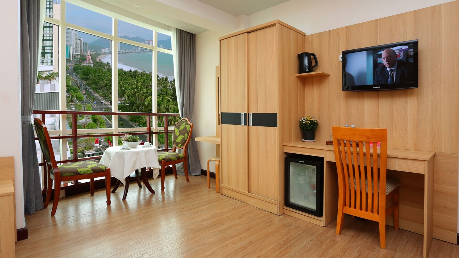 rooms-deluxe-seaview-with-balcony