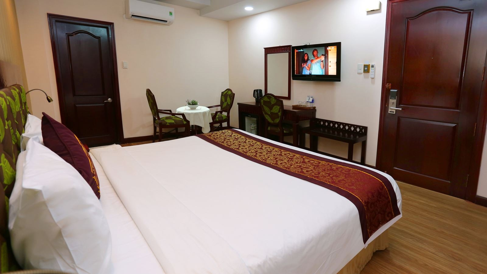 rooms-superior-with-window