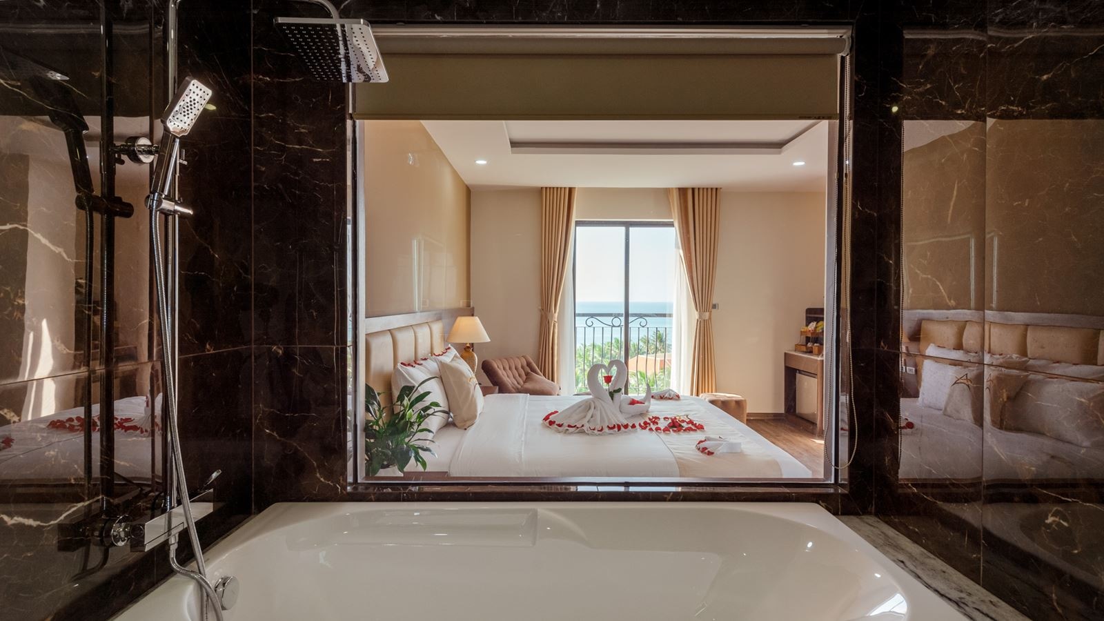 rooms-helios-suite-with-ocean-view