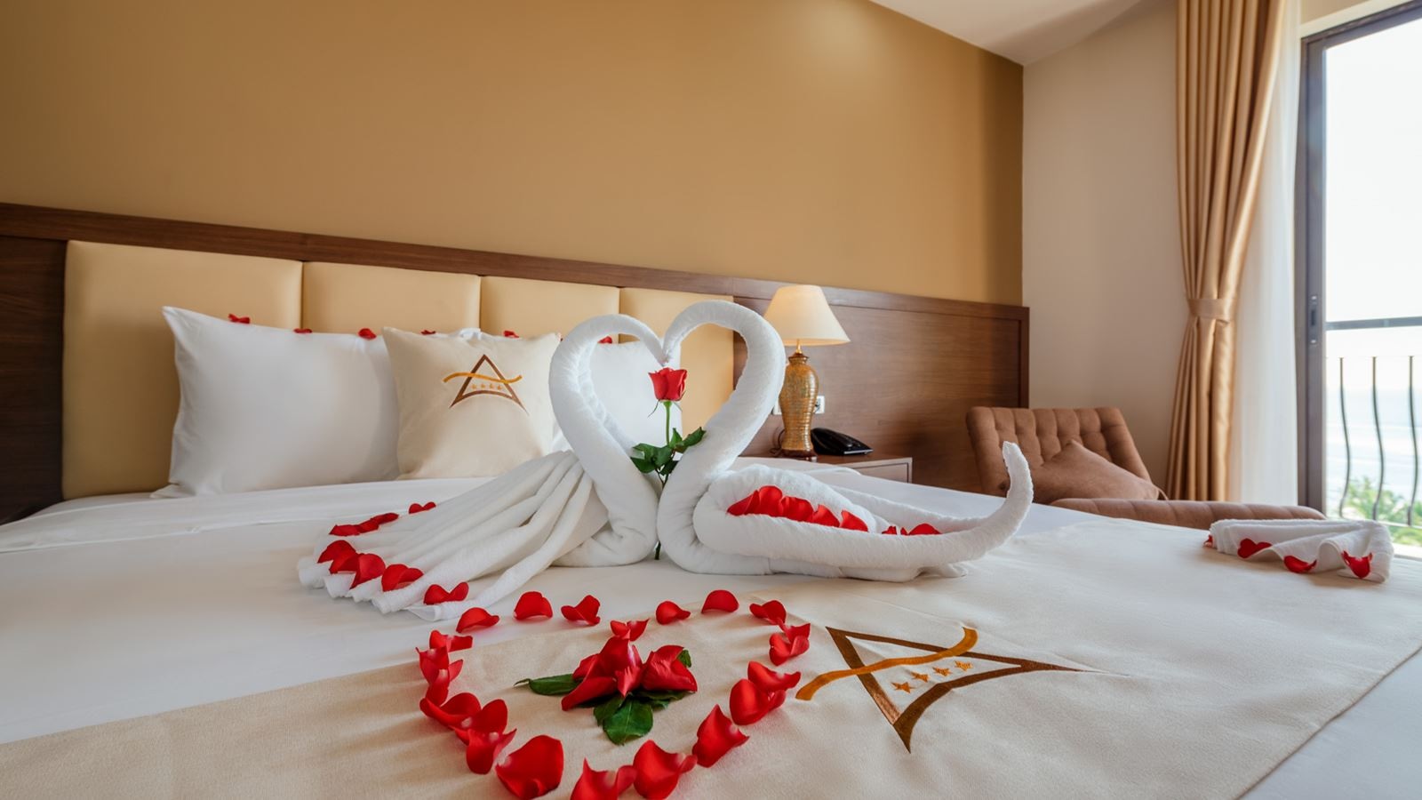 rooms-helios-suite-with-ocean-view