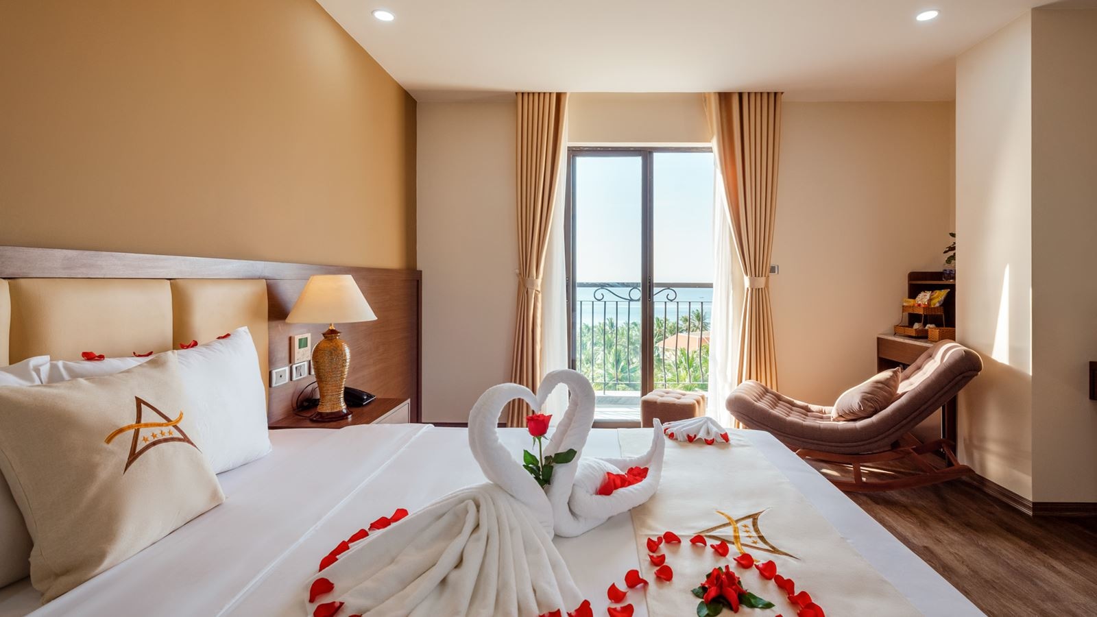 rooms-helios-suite-with-ocean-view