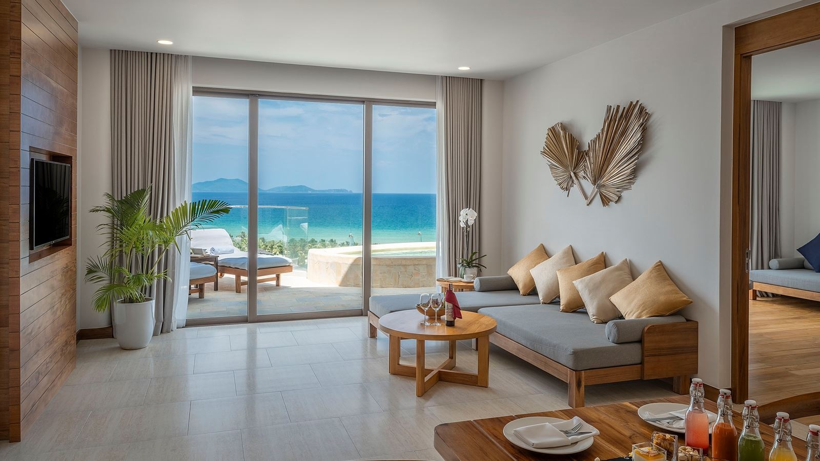 rooms-seaview-sky-pool-villa--family