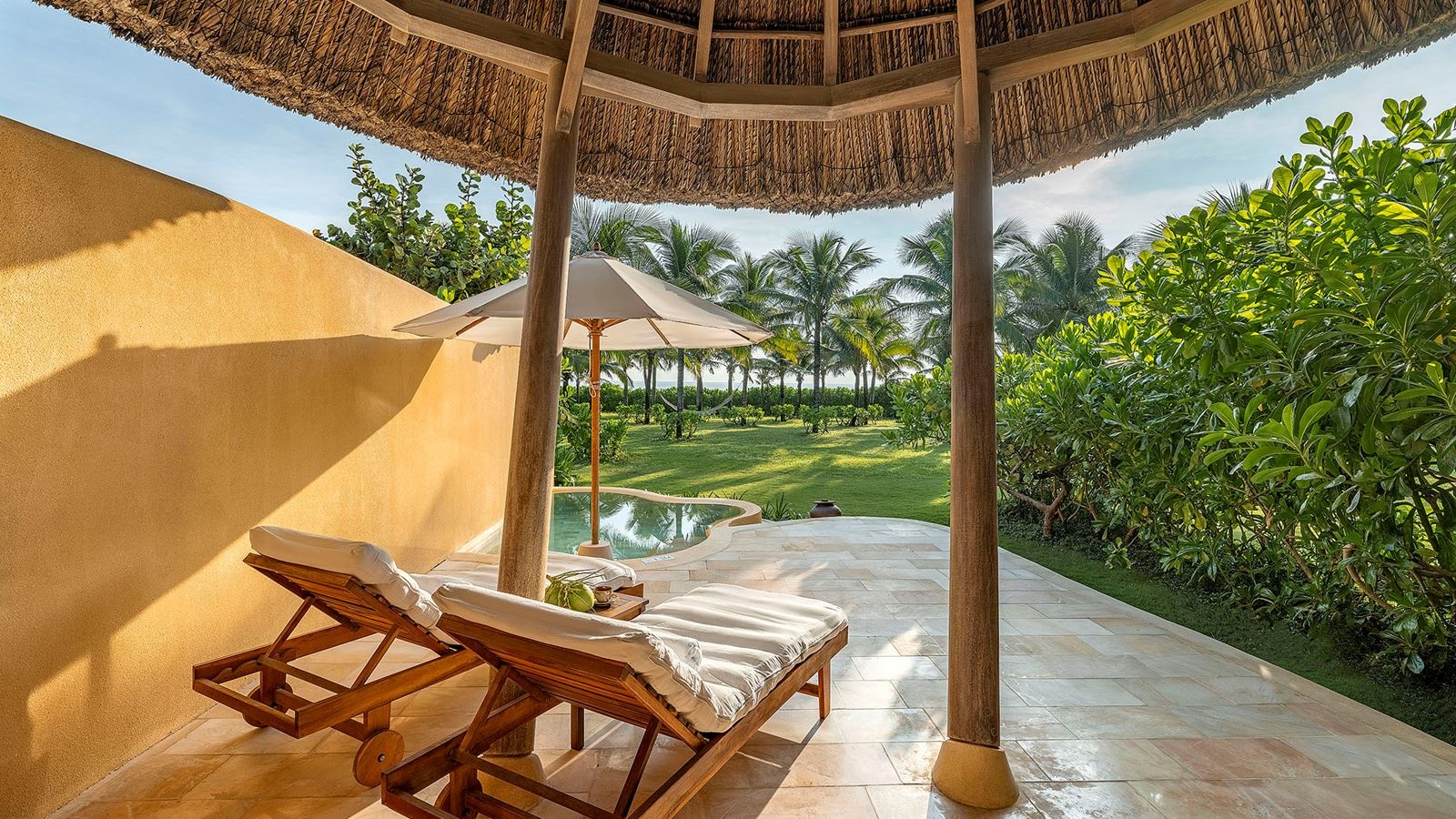 rooms-1-beroom-beachfront-pool-villa-child-without-extra-bed