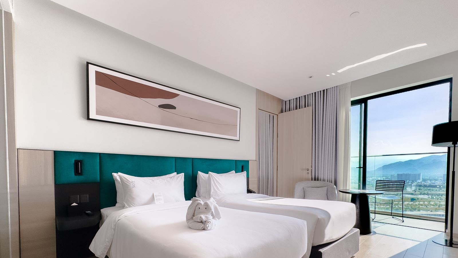 rooms-family-mountain-view-with-balcony