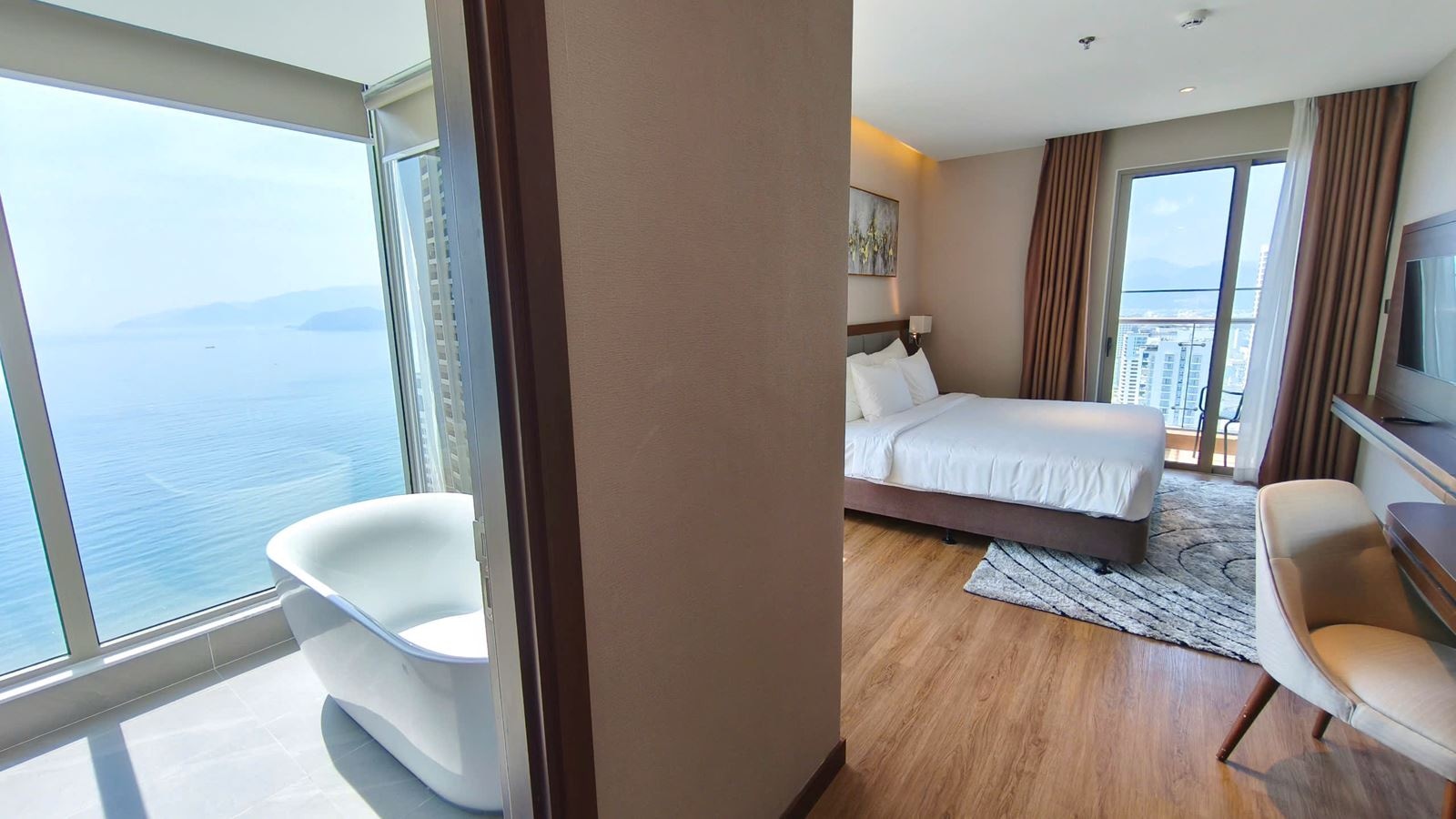 rooms-premier-deluxe-sea-view