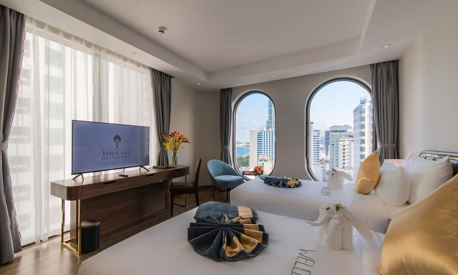 rooms-senior-deluxe-double-city-view
