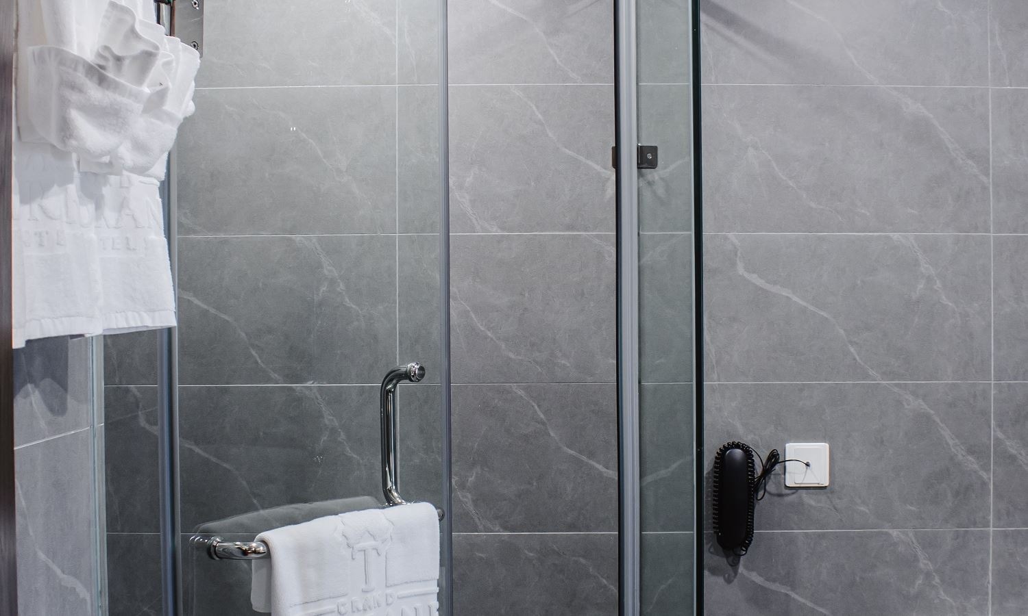 rooms-senior-deluxe-twin-partial-sea-view-child-without-extra-bed