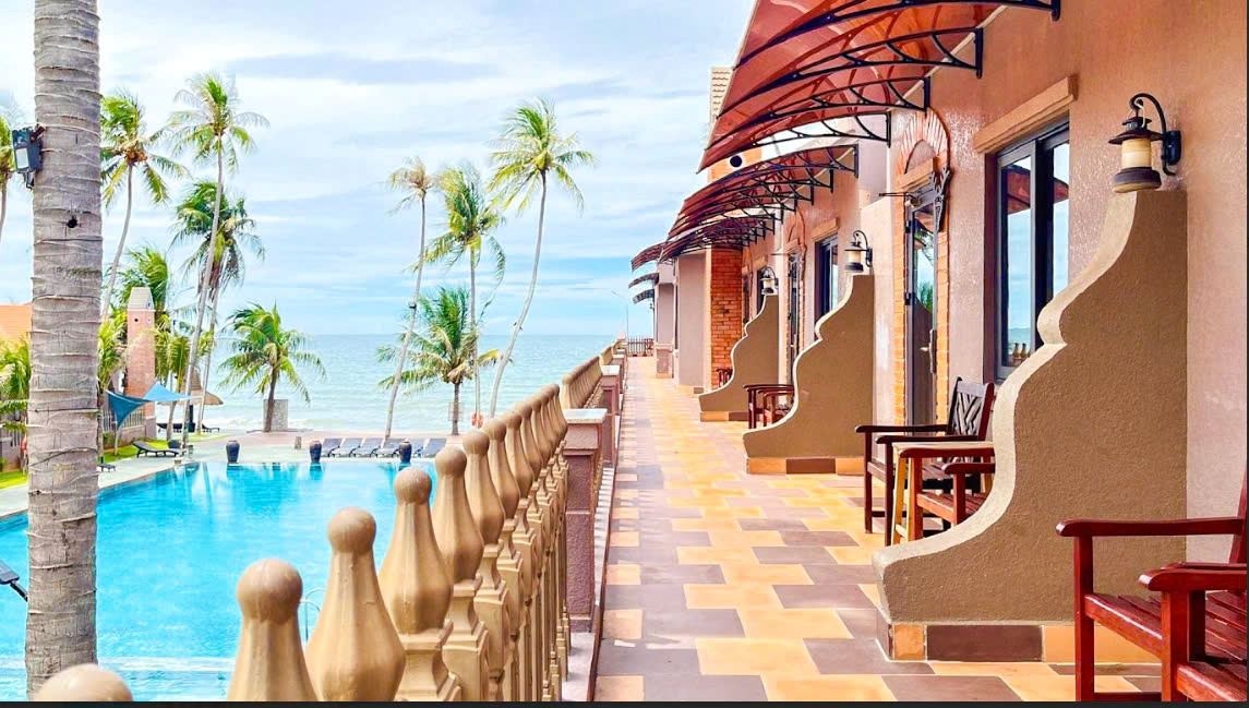 rooms-deluxe-pool-view