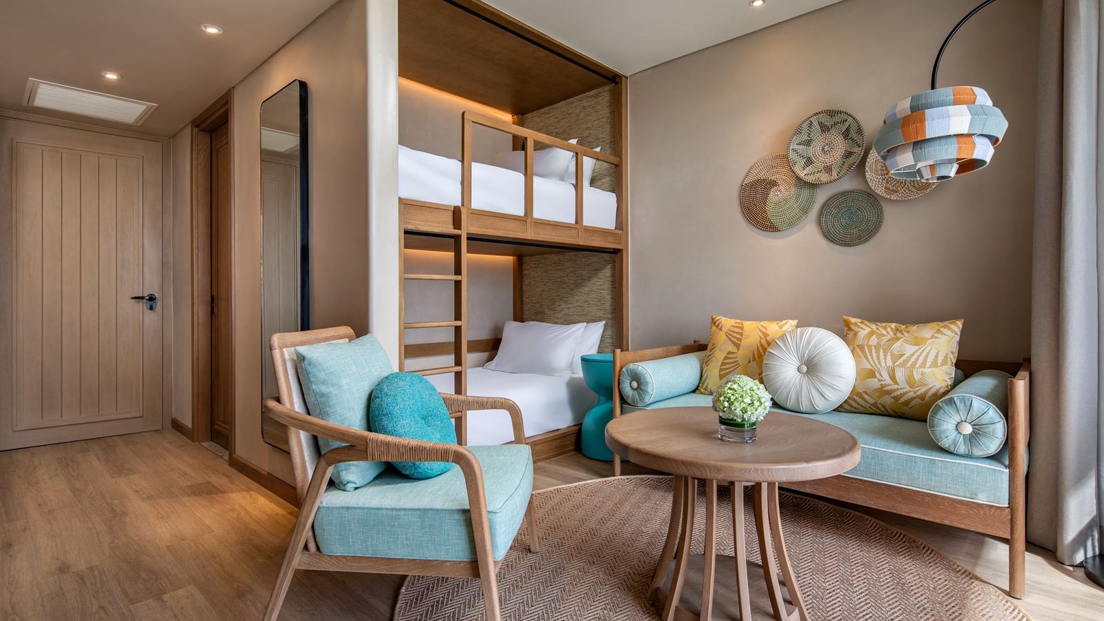 rooms-family-suite-king-bed-and-bunk-bed