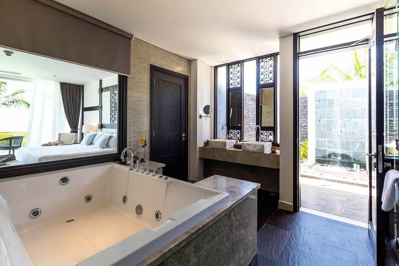 rooms-one-bedroom-ocean-front-pool-villa