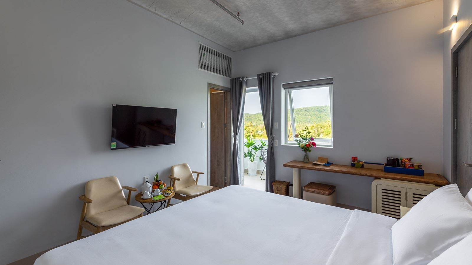 rooms-family-connecting-with-balcony