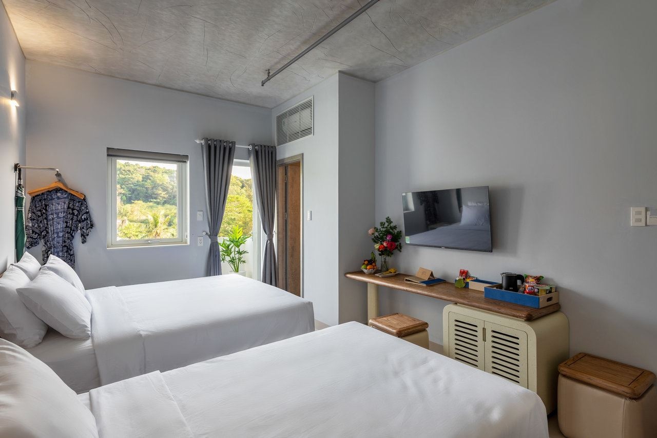 rooms-deluxe-triple-with-balcony