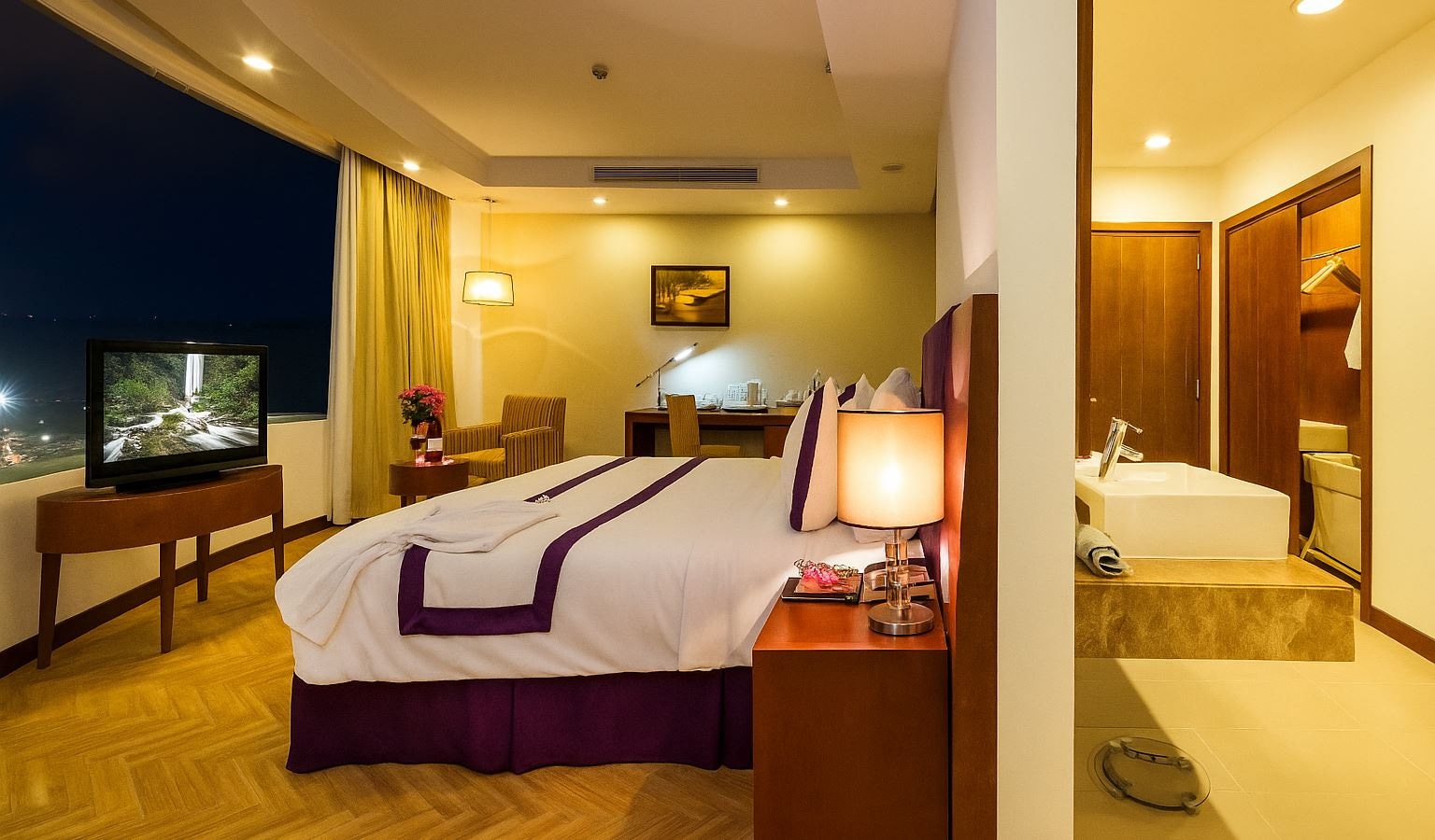 rooms-senior-suite-ocean-view-king