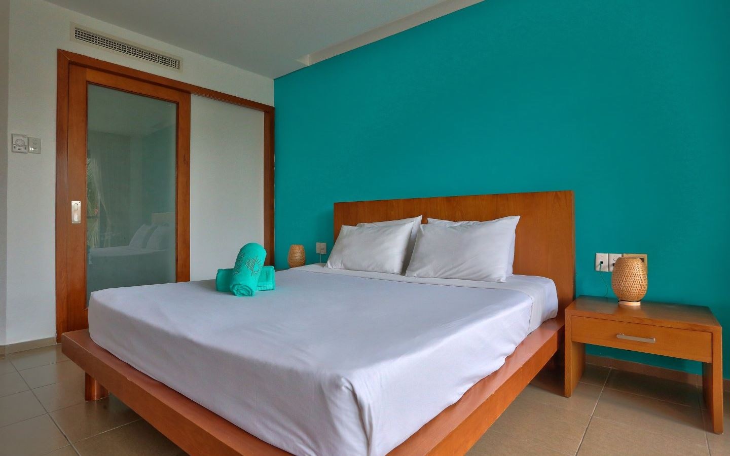 rooms-deluxe-balcony-garden-view