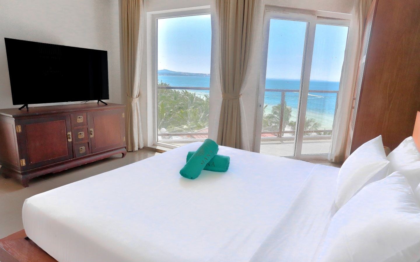 rooms-deluxe-balcony-ocean-view