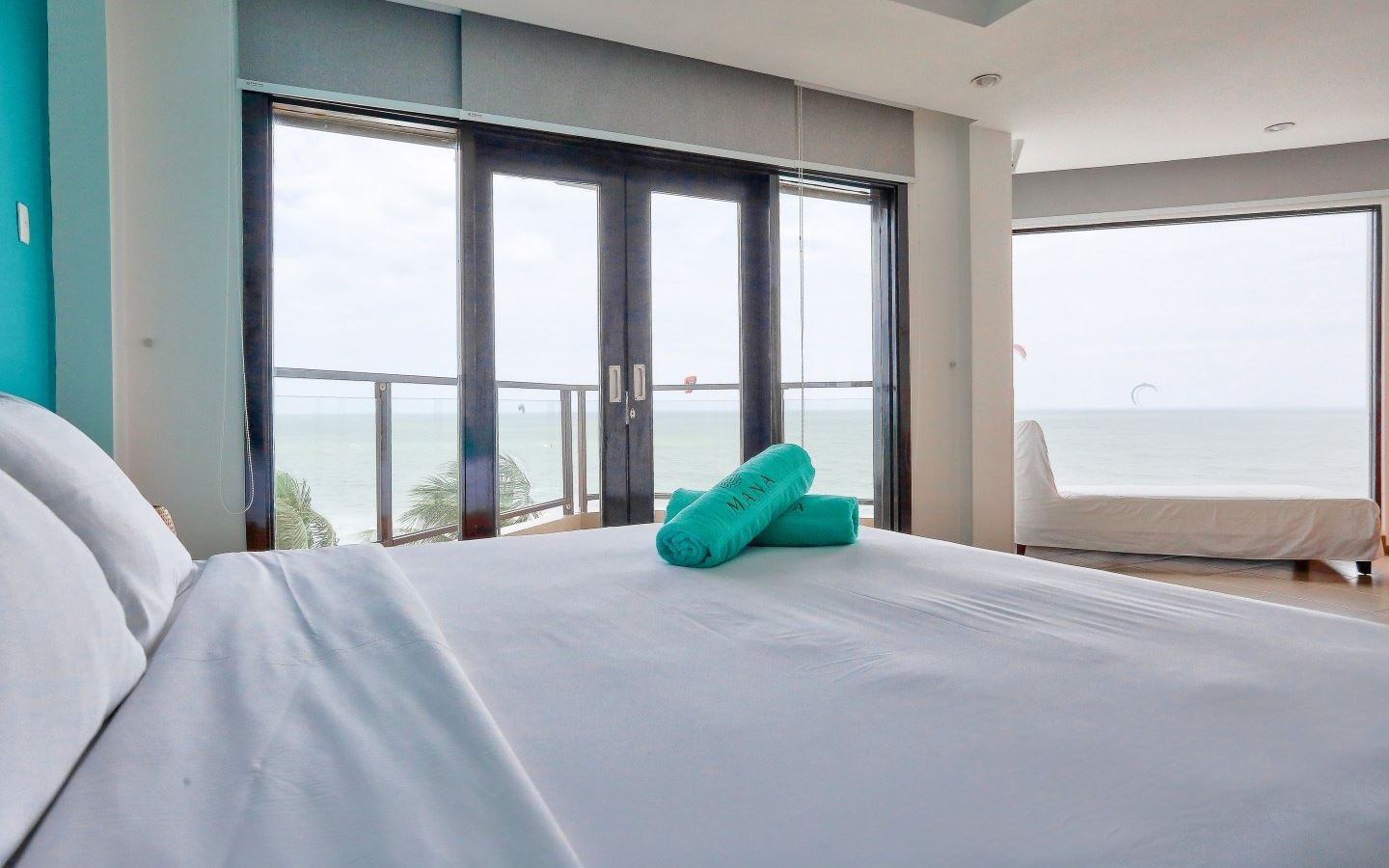 rooms-beachfront-suite-with-balcony