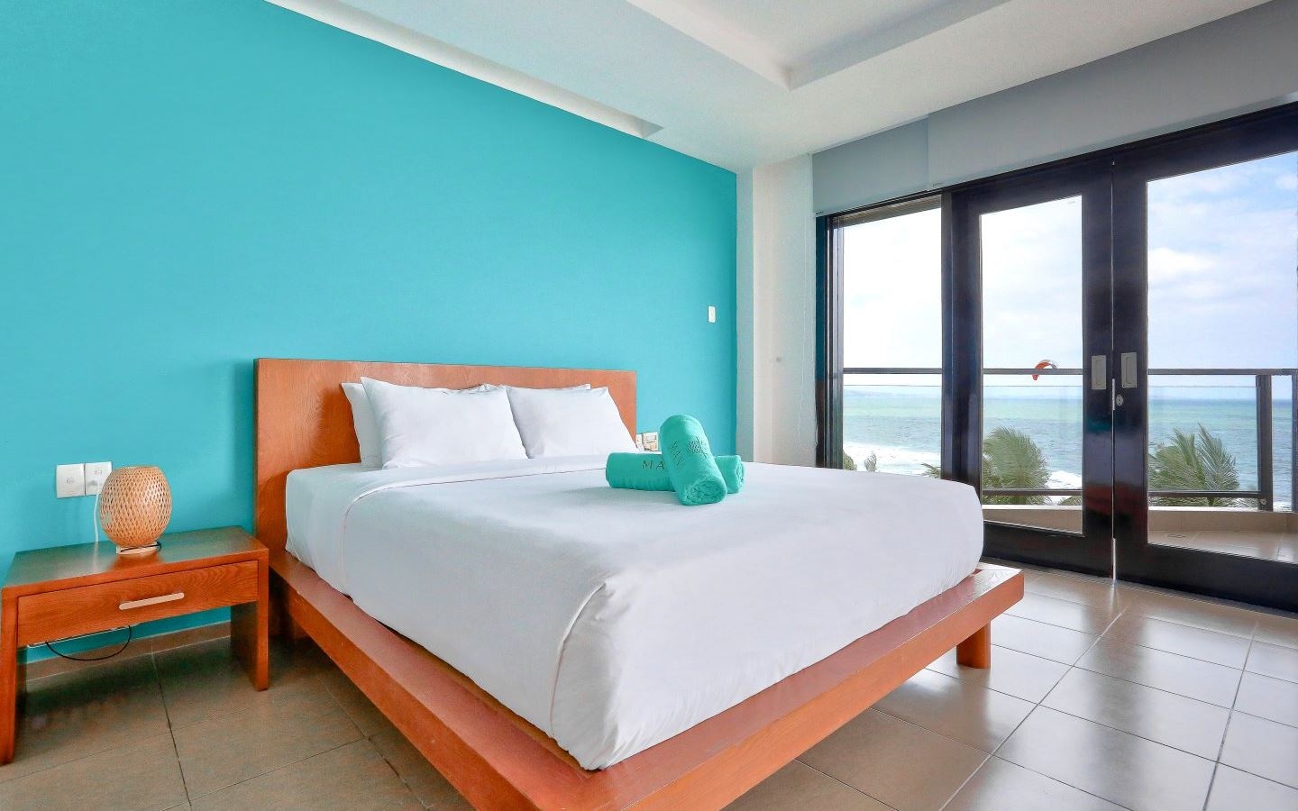 rooms-beachfront-suite-with-balcony