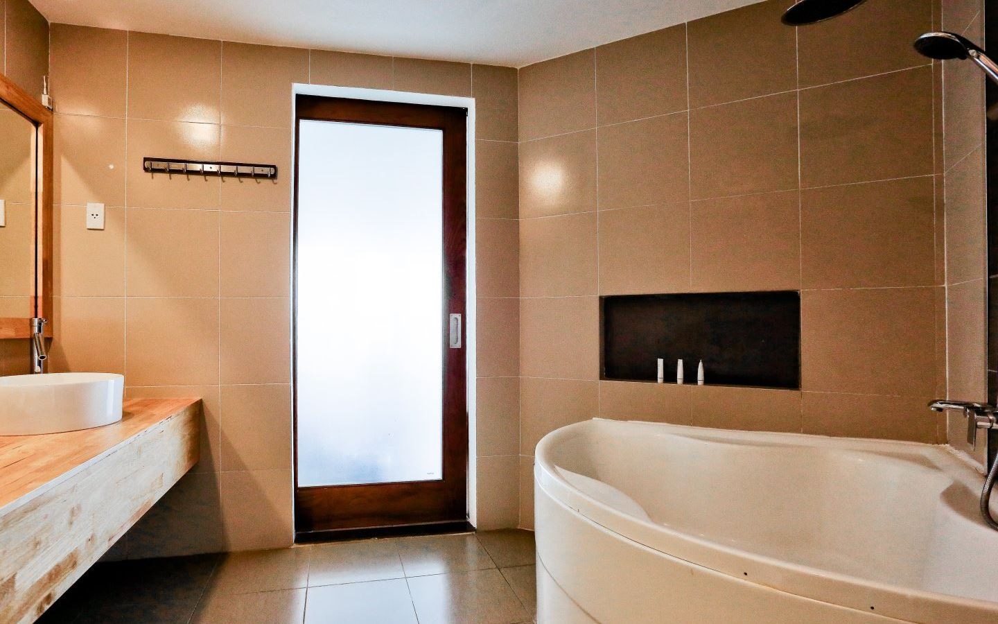 rooms-beachfront-suite-with-balcony