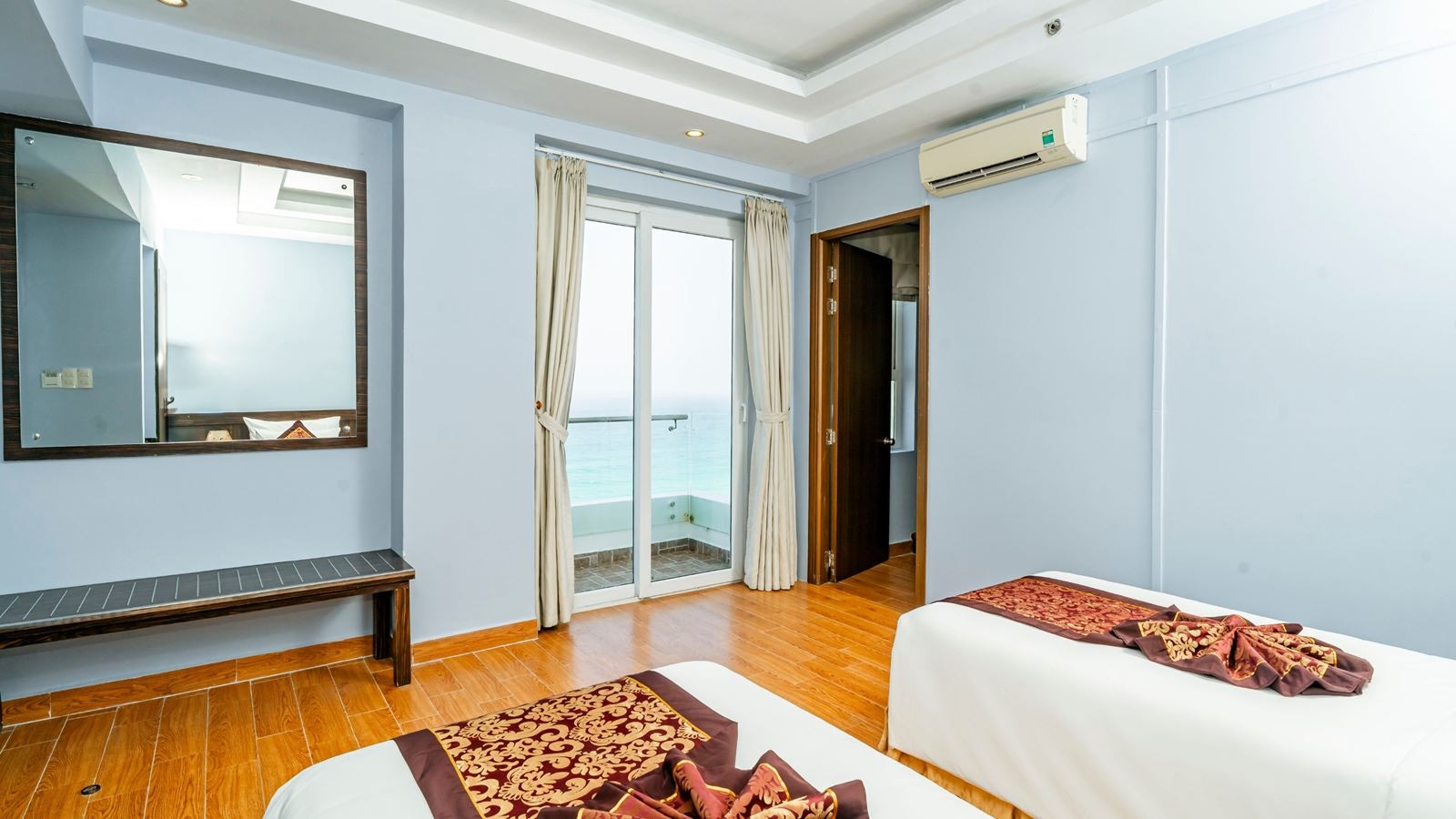 rooms-family-sea-view-with-balcony