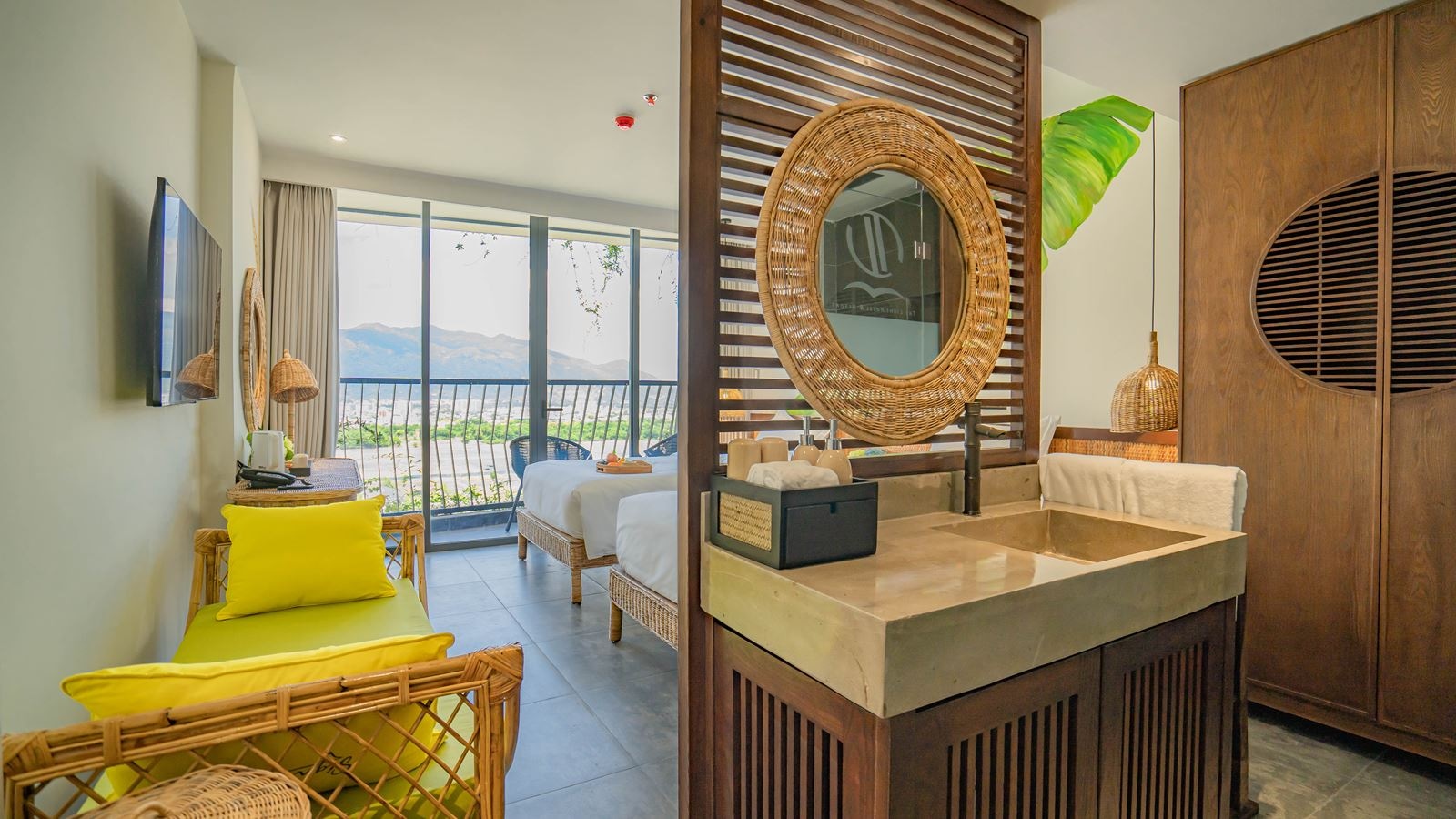 rooms-signature-tropical-with-balcony