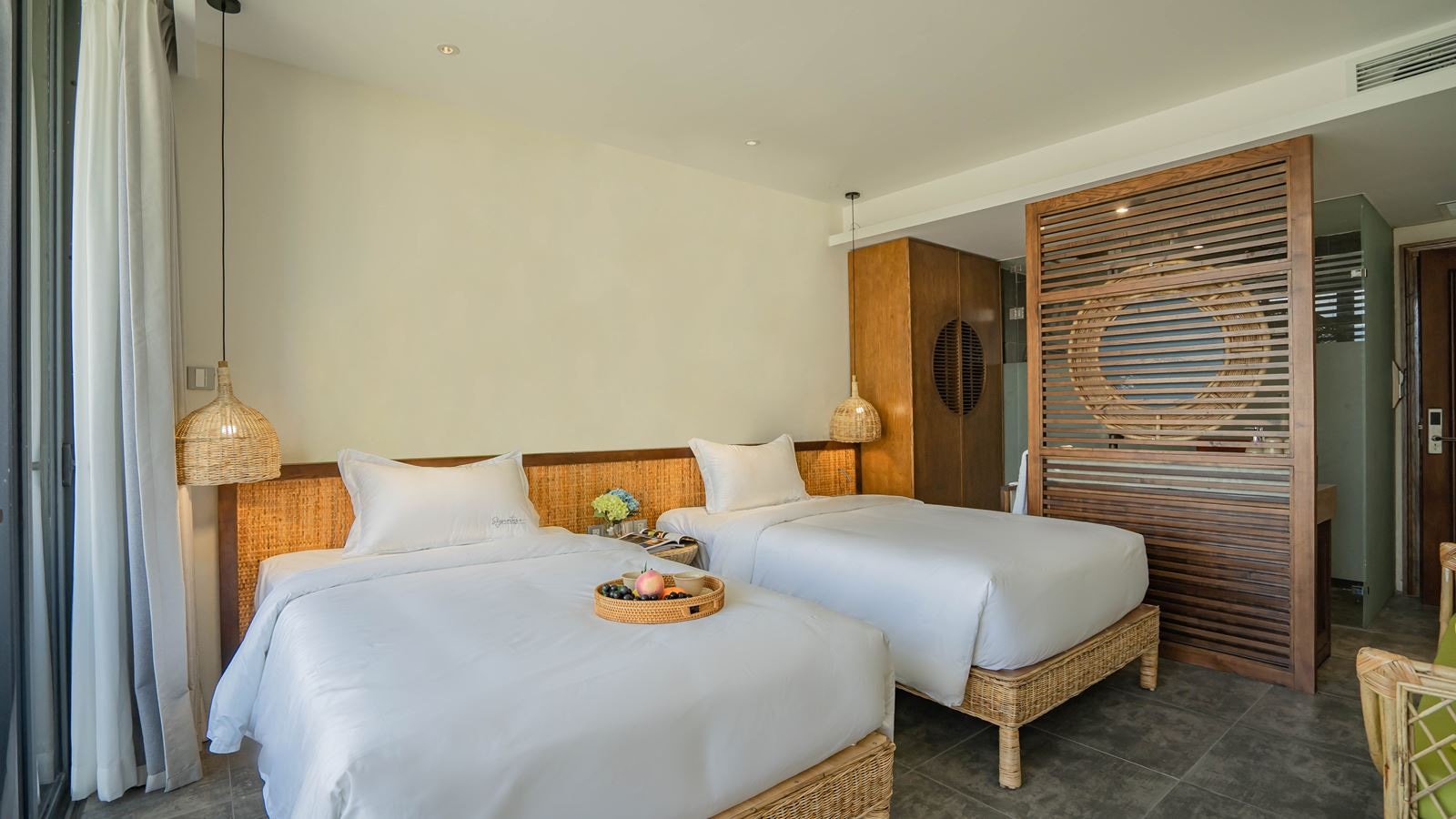 rooms-signature-essential-partial-sea-view-with-balcony