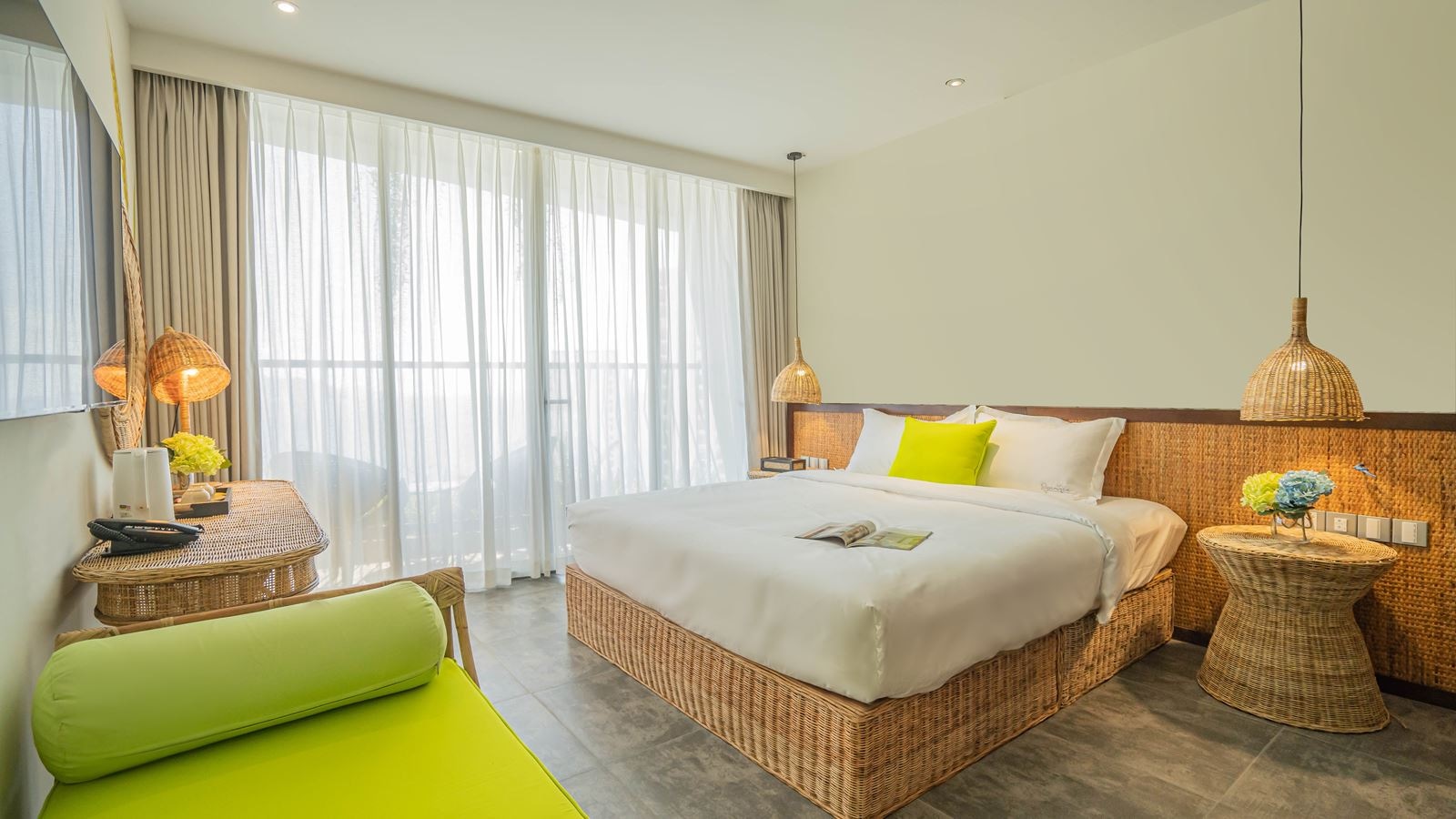 rooms-signature-essential-partial-sea-view-with-balcony