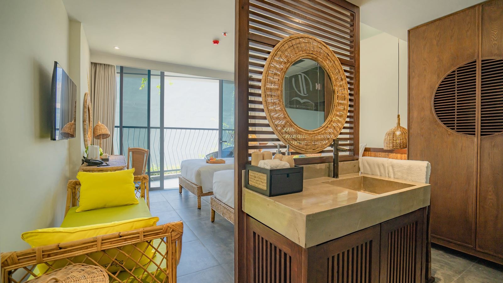 rooms-signature-essential-partial-sea-view-with-balcony