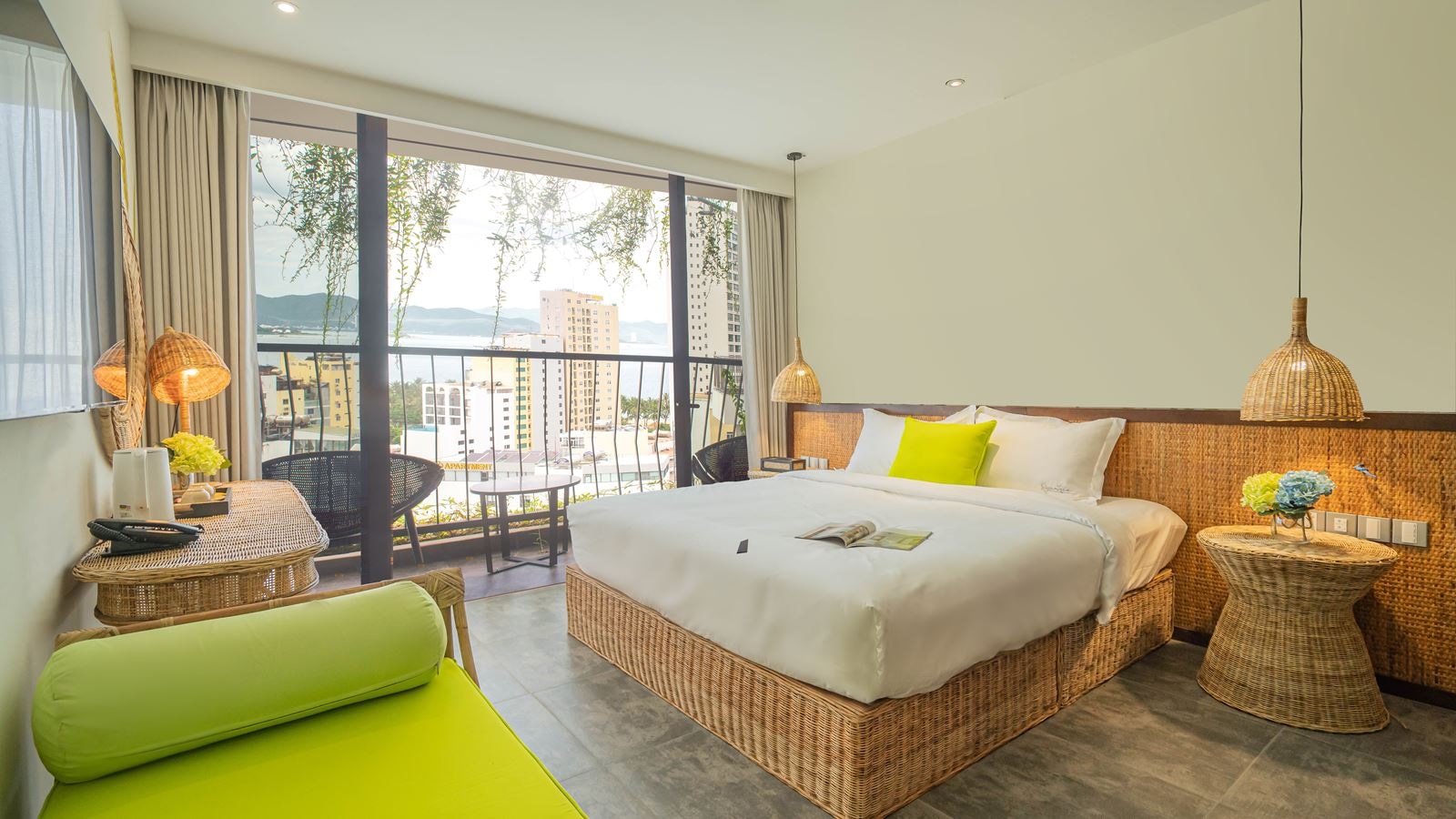 rooms-signature-essential-partial-sea-view-with-balcony