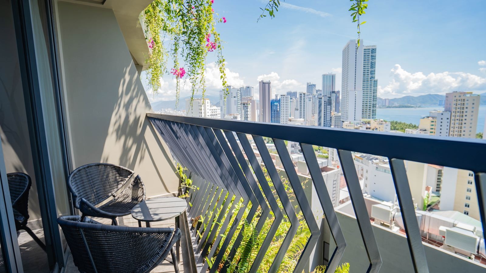 rooms-signature-cloud-sea-with-balcony