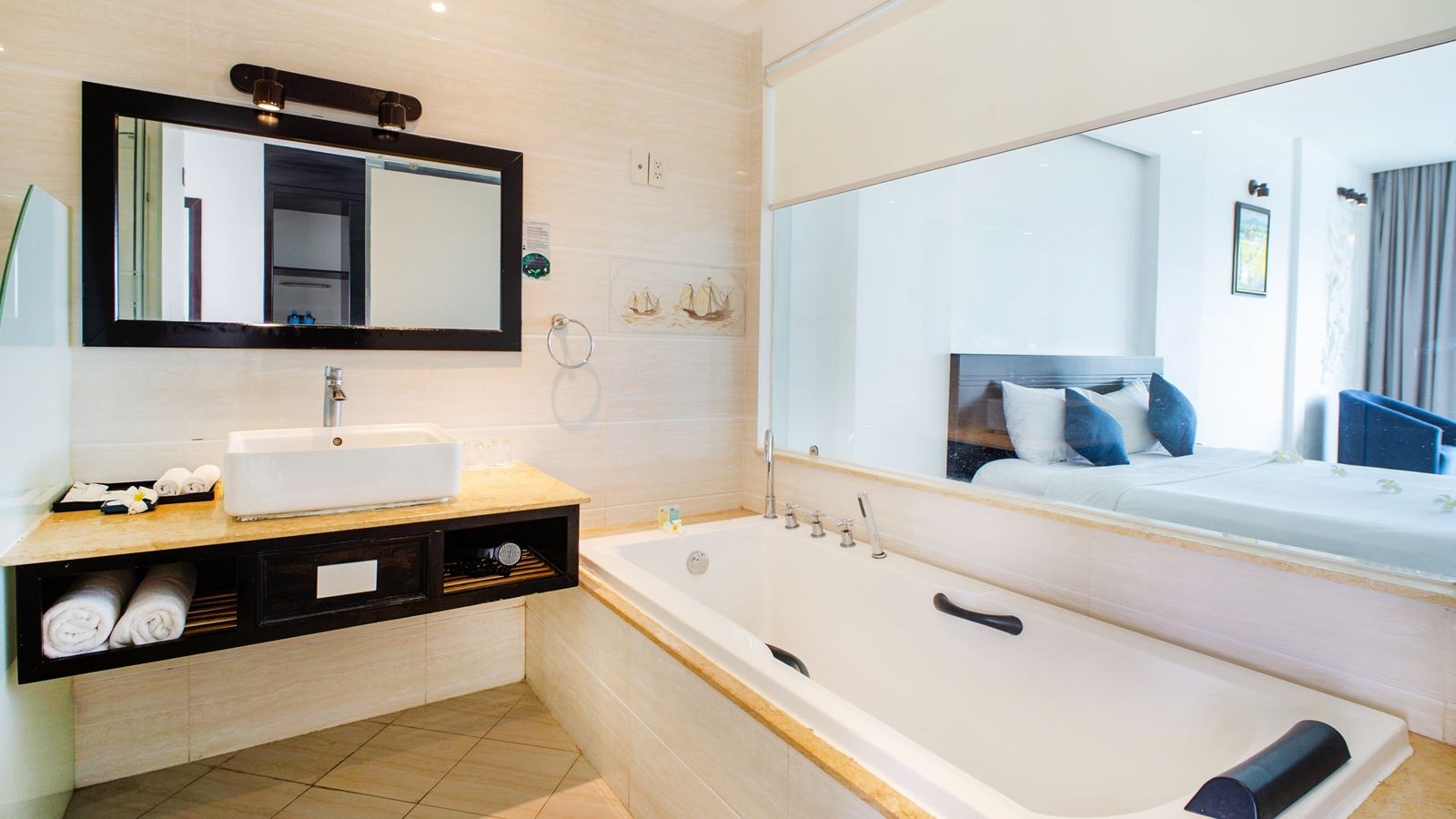 rooms-deluxe-ocean-view-with-balcony