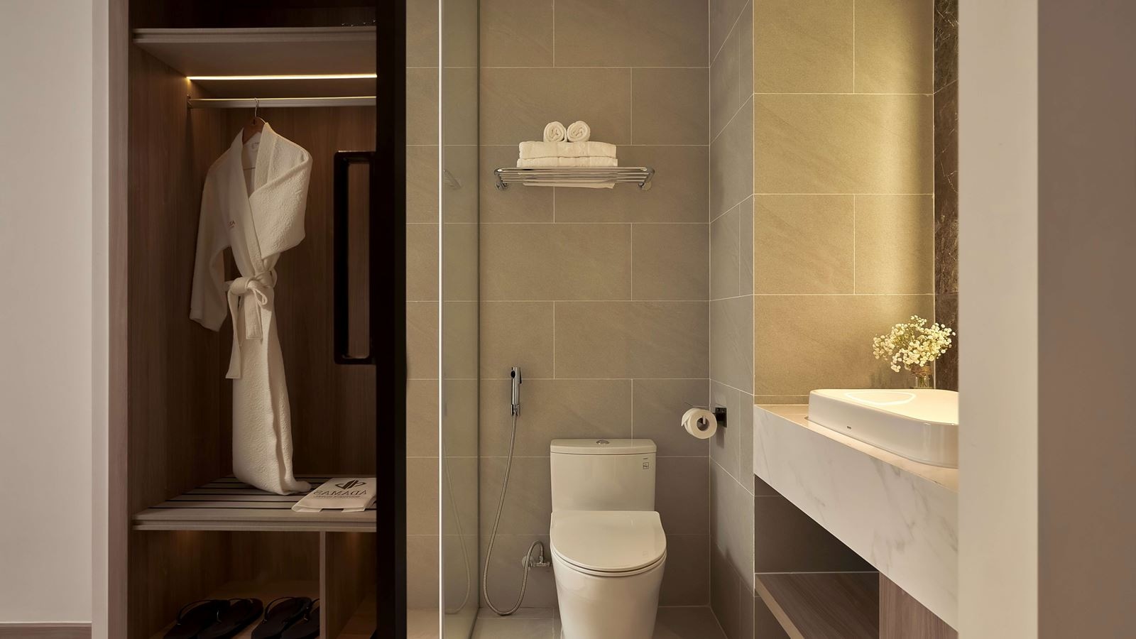 rooms-senior-deluxe-city-view-with-balcony