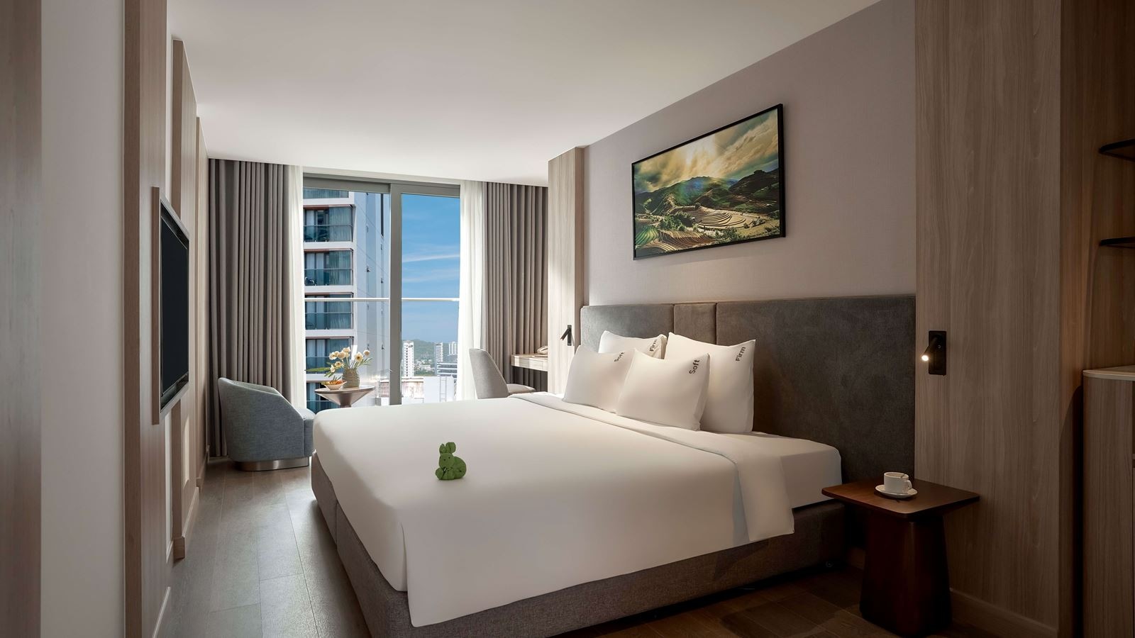 rooms-senior-deluxe-city-view-with-balcony-child-without-extra-bed