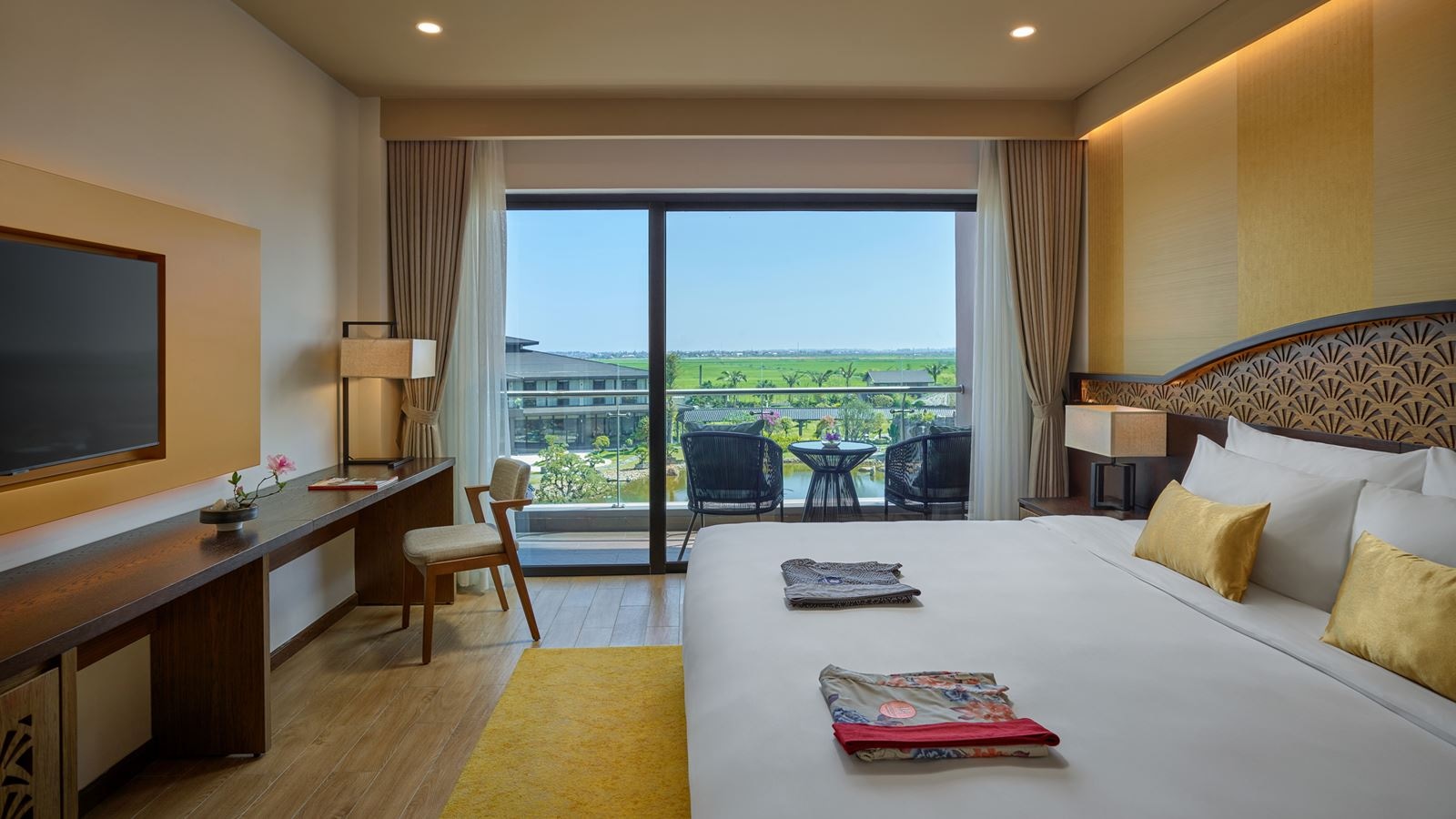 rooms-deluxe-koi-view