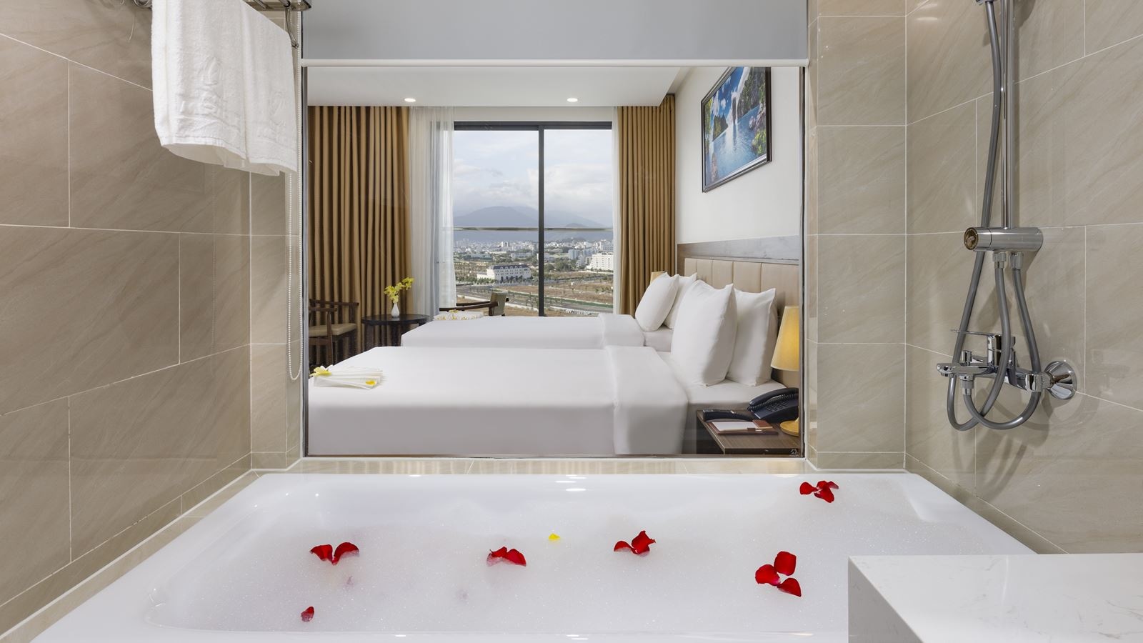 rooms-senior-deluxe-with-balcony