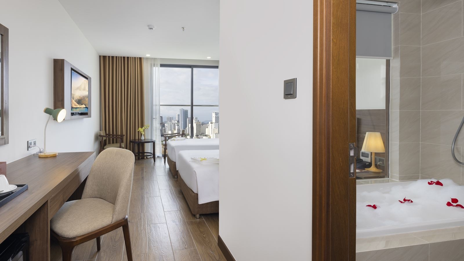 rooms-senior-deluxe-with-balcony