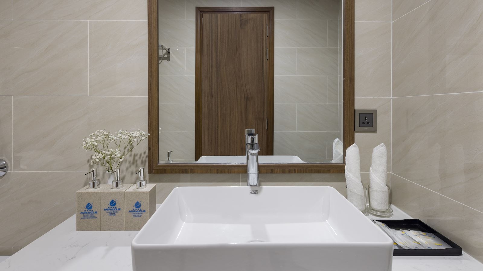 rooms-senior-deluxe-with-balcony