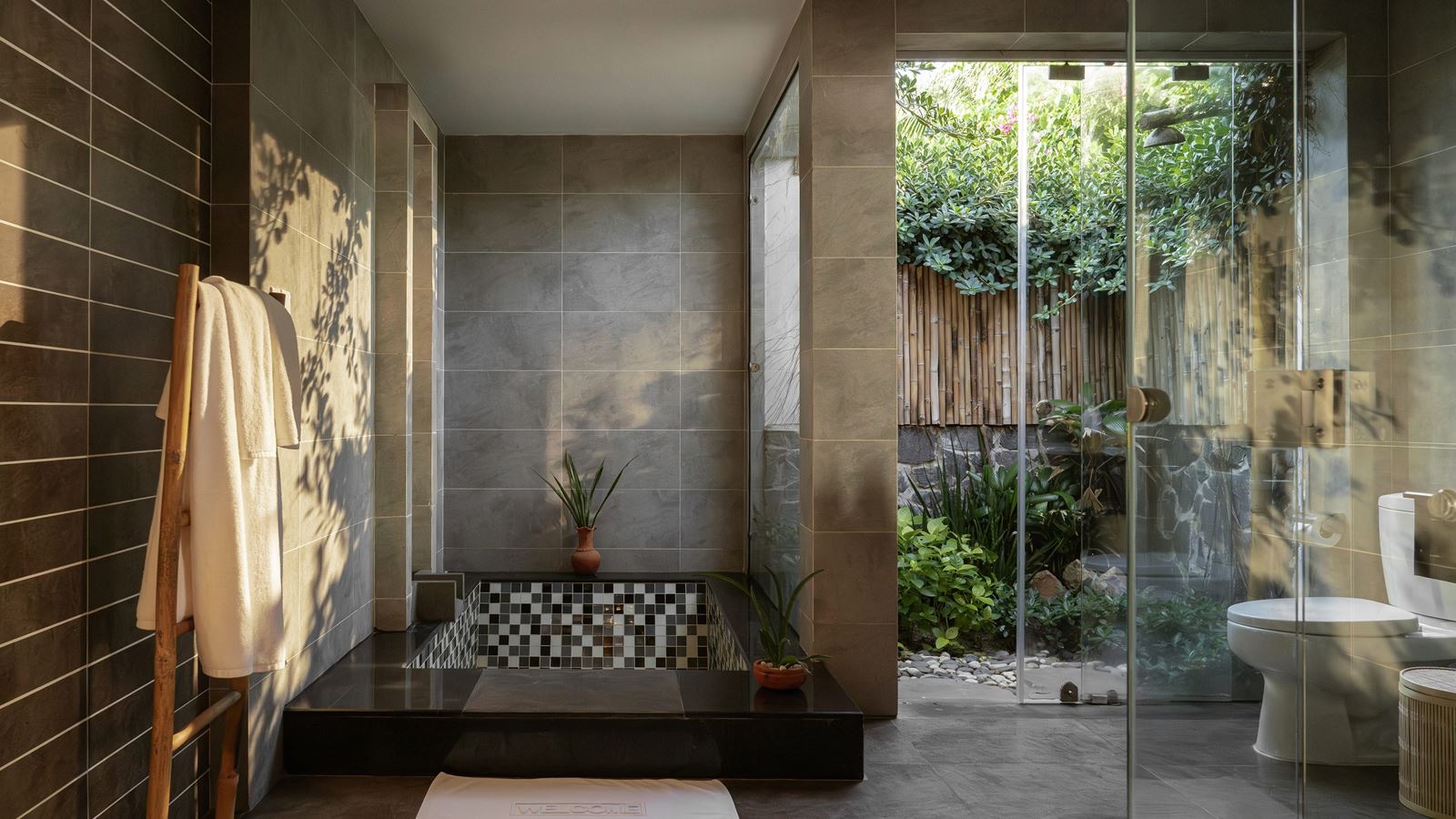 rooms-bungalow-garden-view-balcony