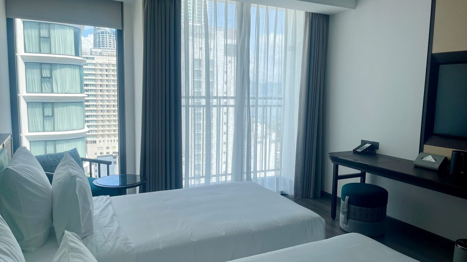 rooms-signature-partial-seaview