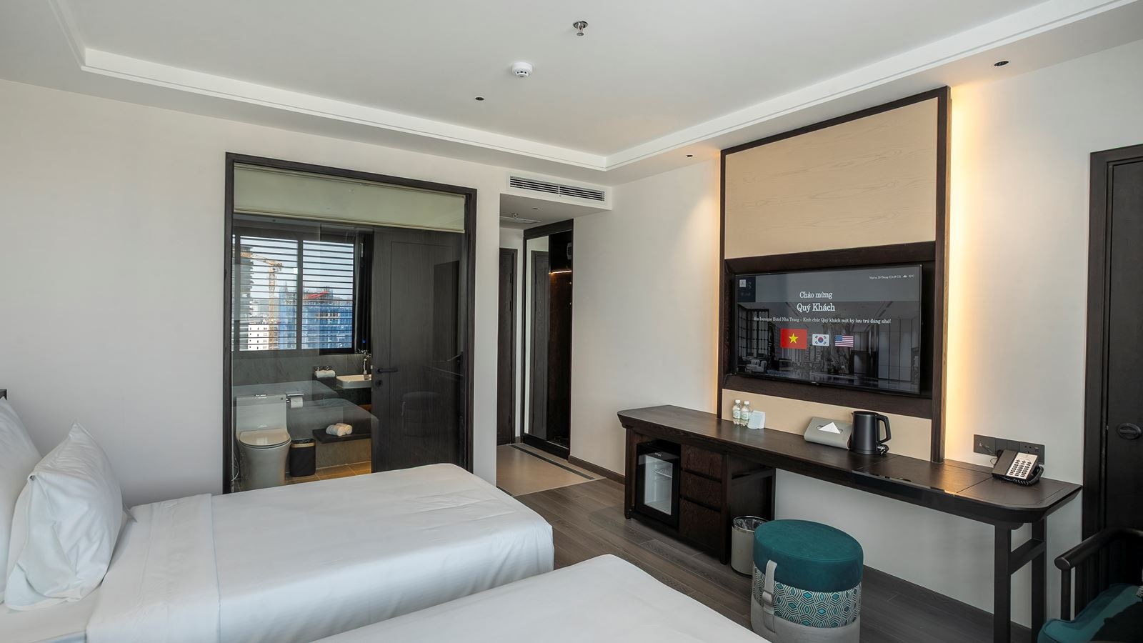 rooms-deluxe-room-city-view