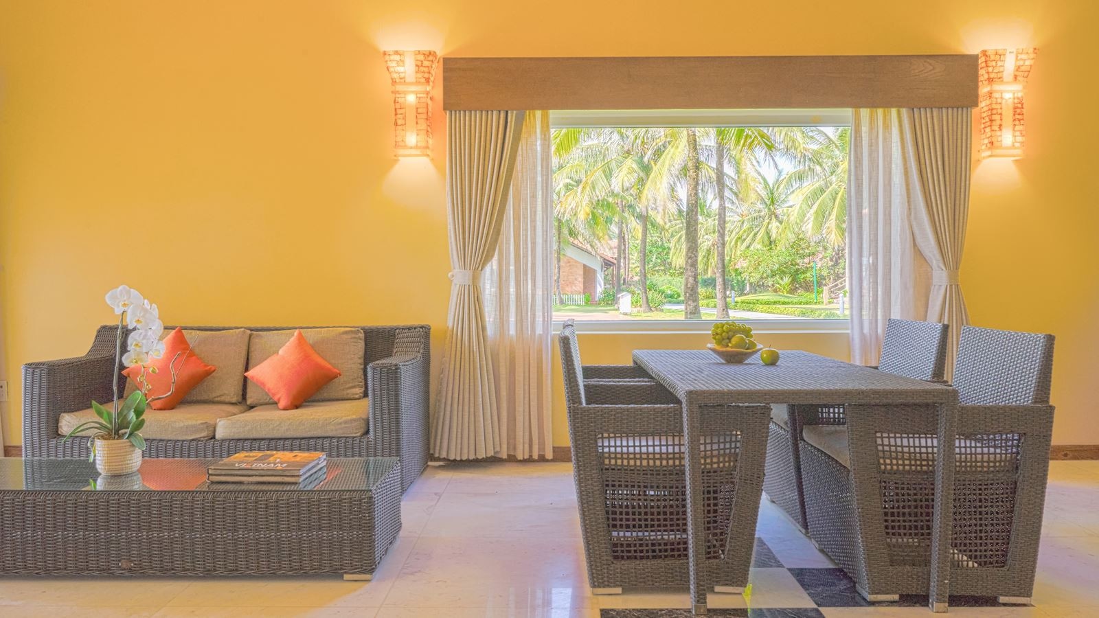 rooms-famiana-executive-suite-terrace-family