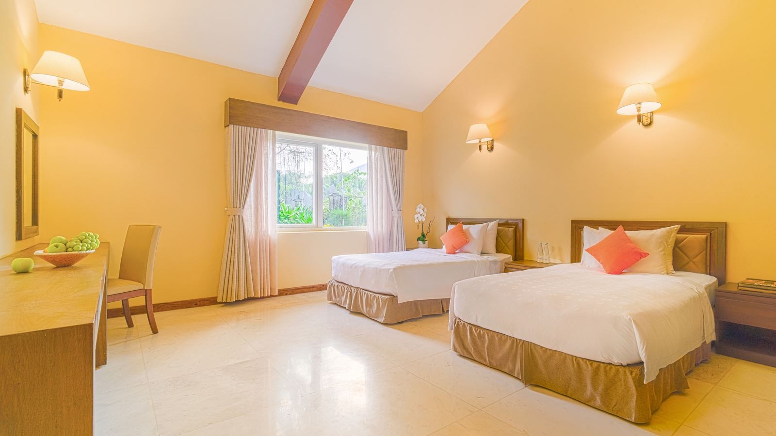 rooms-famiana-executive-suite-terrace-family