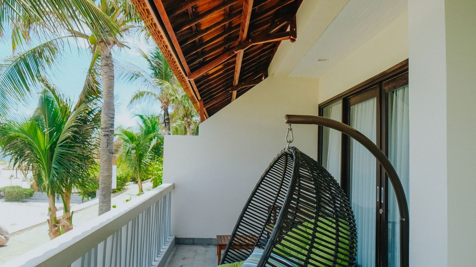 rooms-beachfront-bungalow