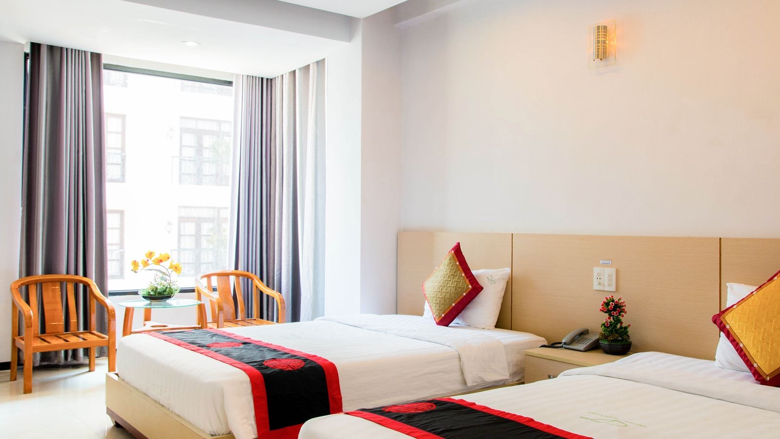 rooms-deluxe-with-window