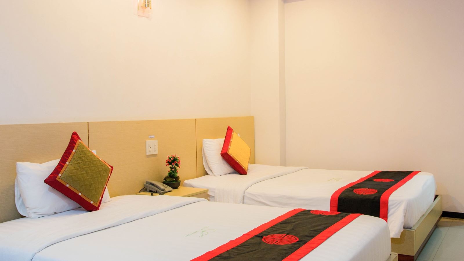 rooms-deluxe-with-window