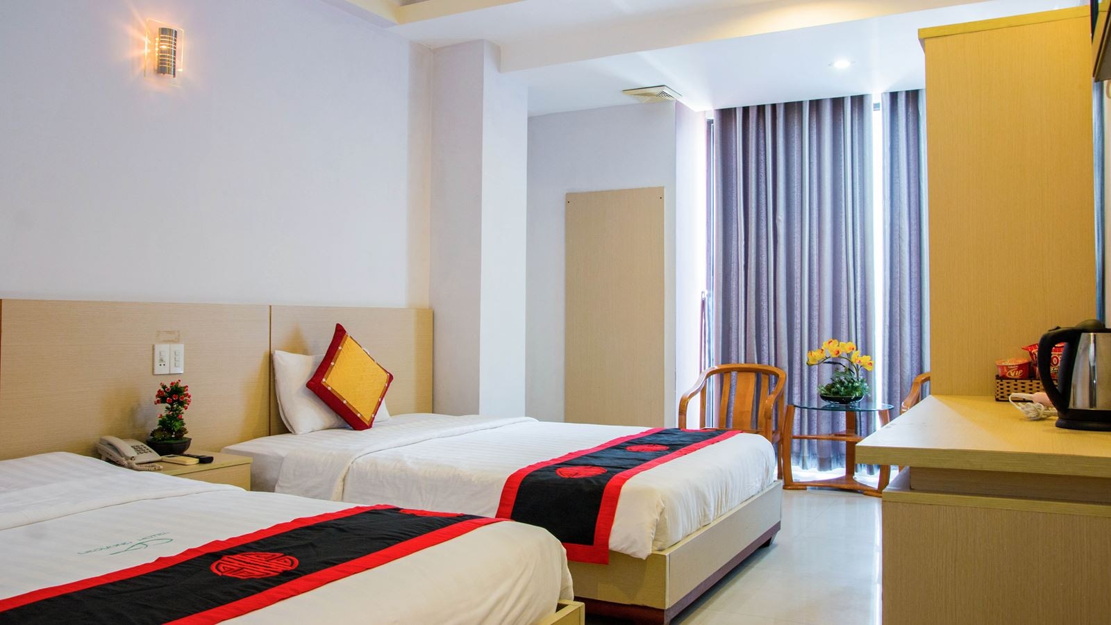 rooms-deluxe-with-window