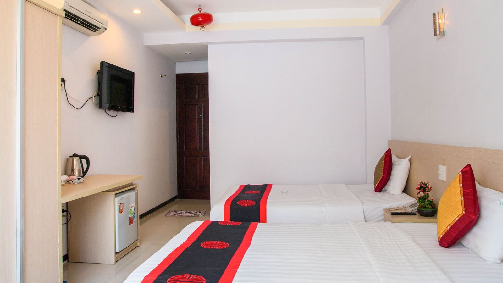 rooms-deluxe-with-window