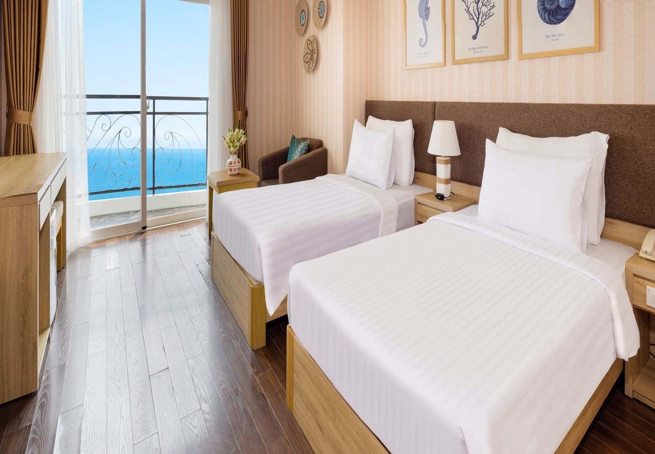 rooms-room-deluxe-sea-view-with-balcony